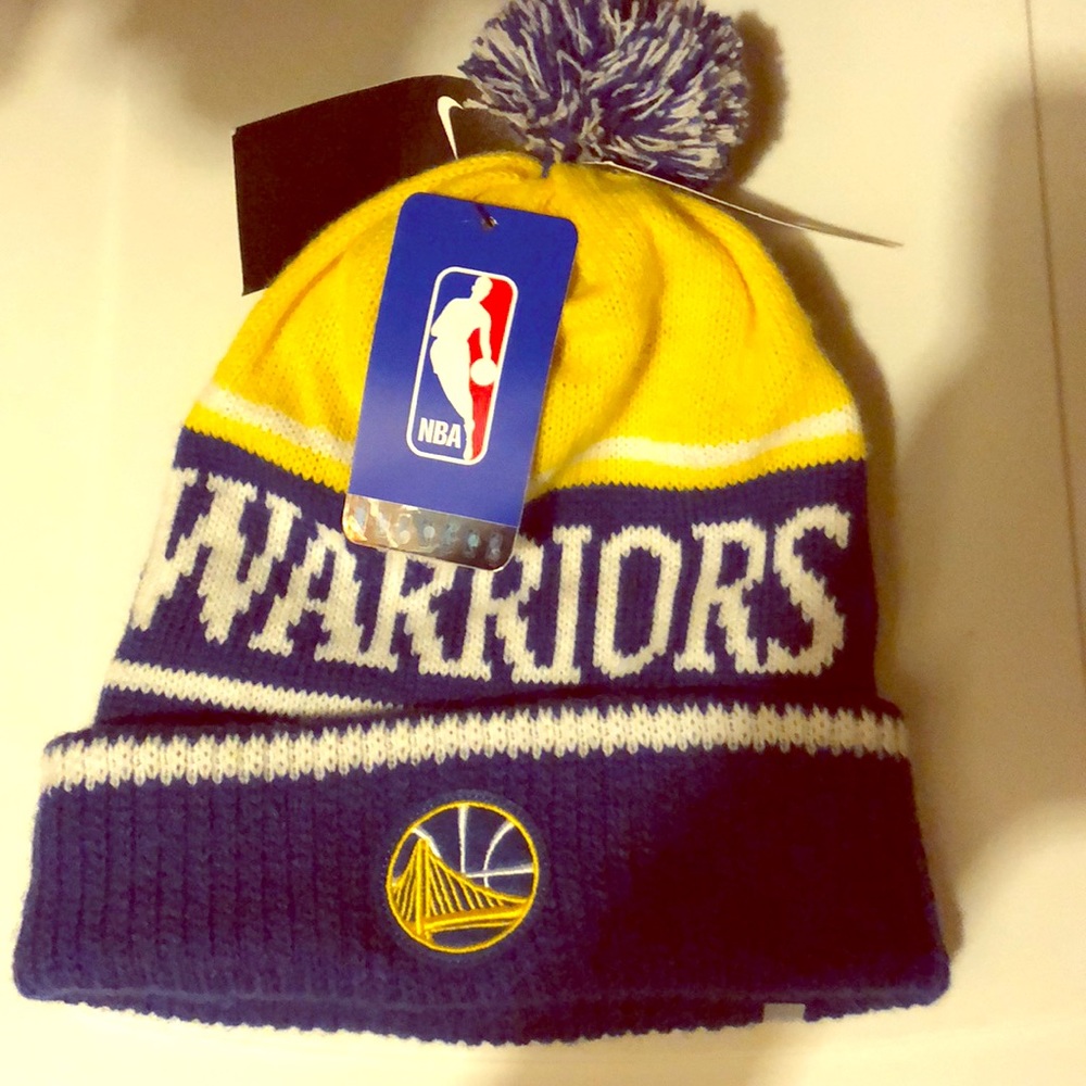 Removable pom "WARRIORS" beanie.